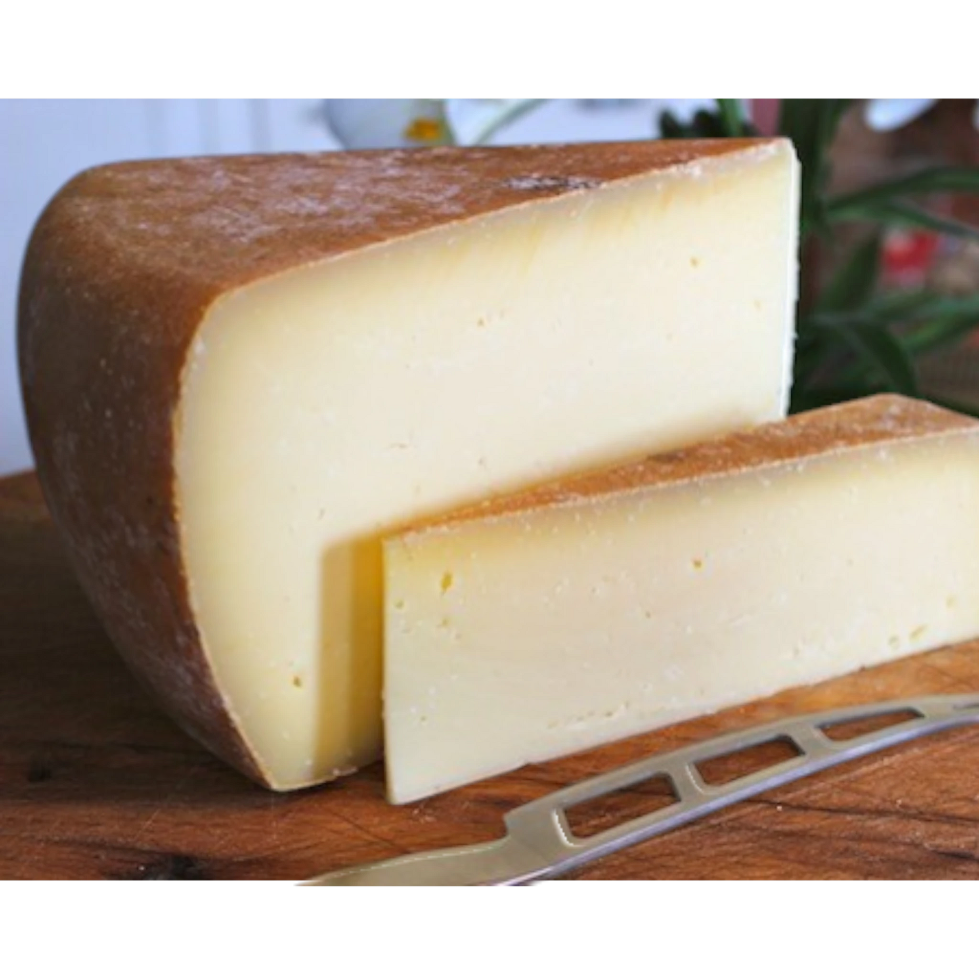 Stowe Public House & Bottle Shop von Trapp Savage aged hard cheese, pale yellow with a natural rind and nutty flavor.