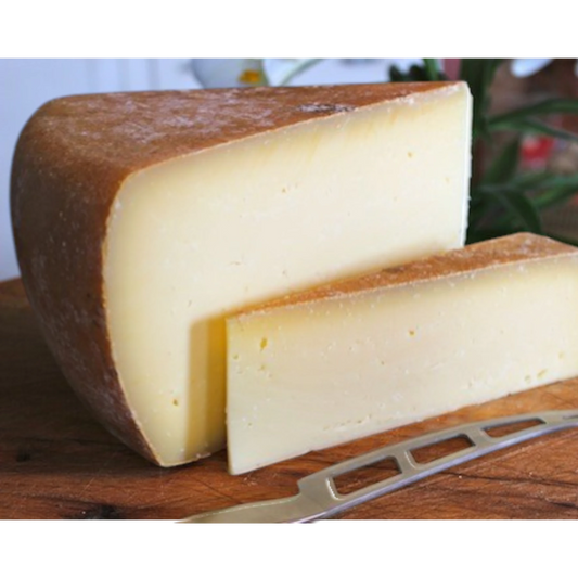 Stowe Public House & Bottle Shop von Trapp Savage aged hard cheese, pale yellow with a natural rind and nutty flavor.